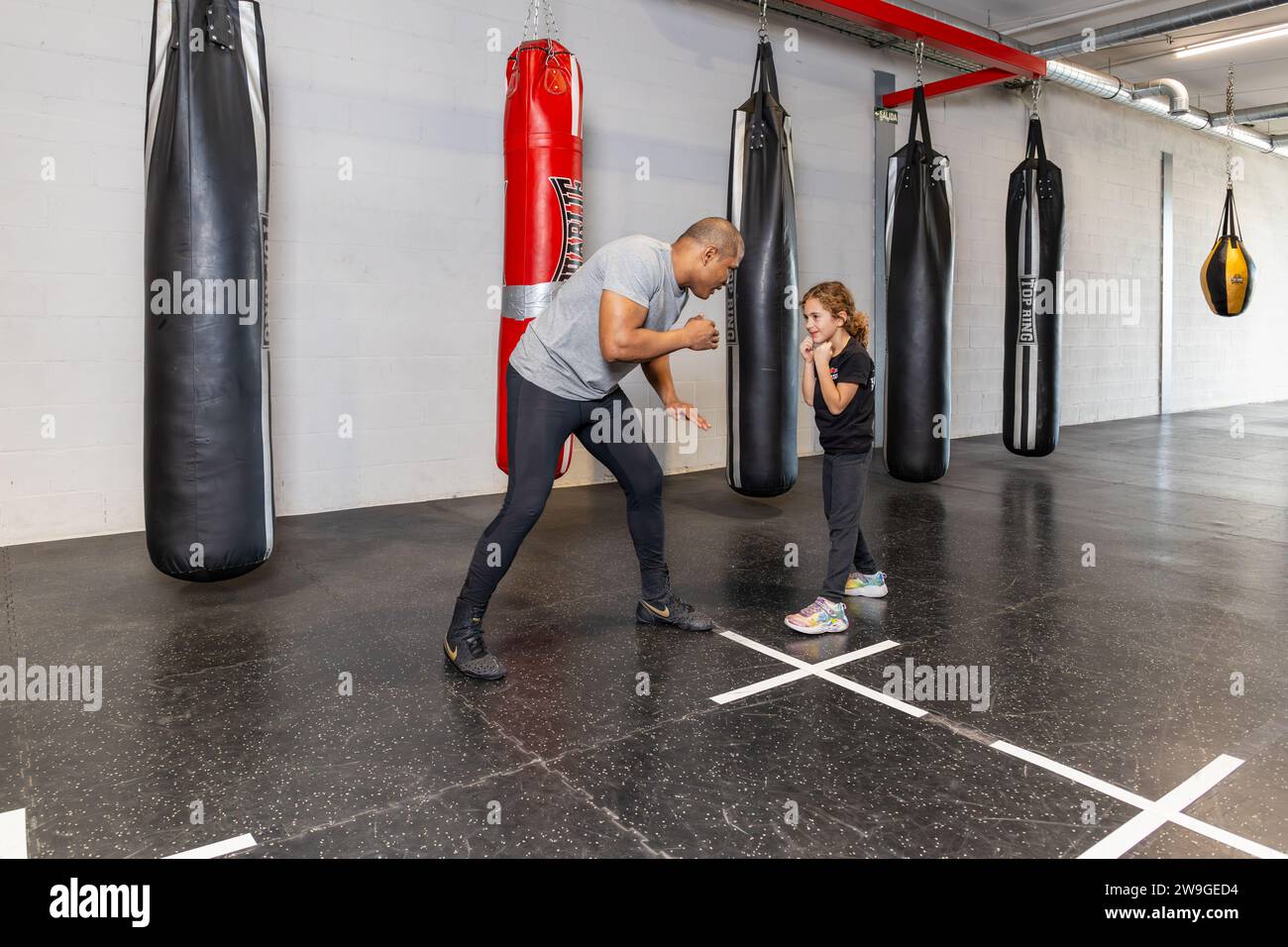 Entraînement De Boxeur Sur Un Sac De Boxe Dans La Salle De Sport. Banque  D'Images et Photos Libres De Droits. Image 161884373