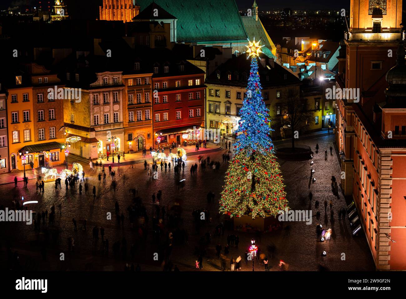 Varsovie, Pologne - 27 décembre 2023 : illuminations de Noël de la vieille ville de Varsovie. Banque D'Images