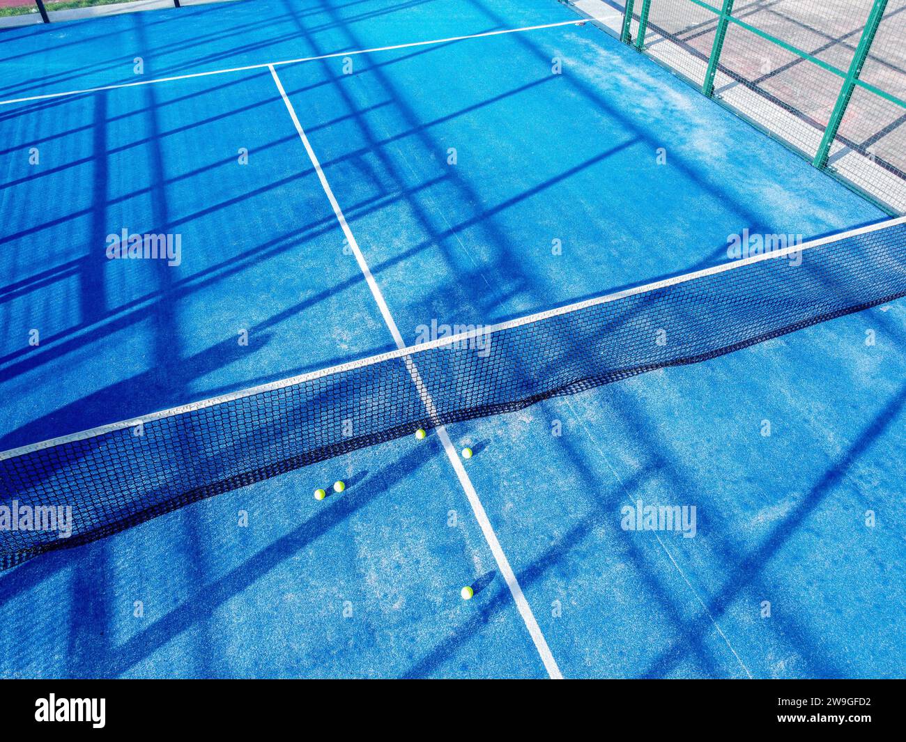 drone vue des balles sur un court de paddle-tennis, terrain de sports de raquette Banque D'Images