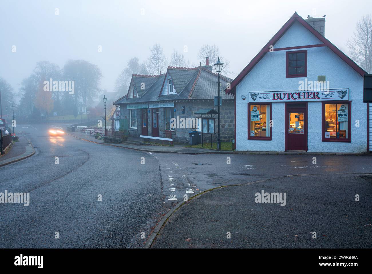 Braemar Butcher scène de rue tôt le matin avec brouillard , Braemar, Aberdeenshire , Écosse. Banque D'Images