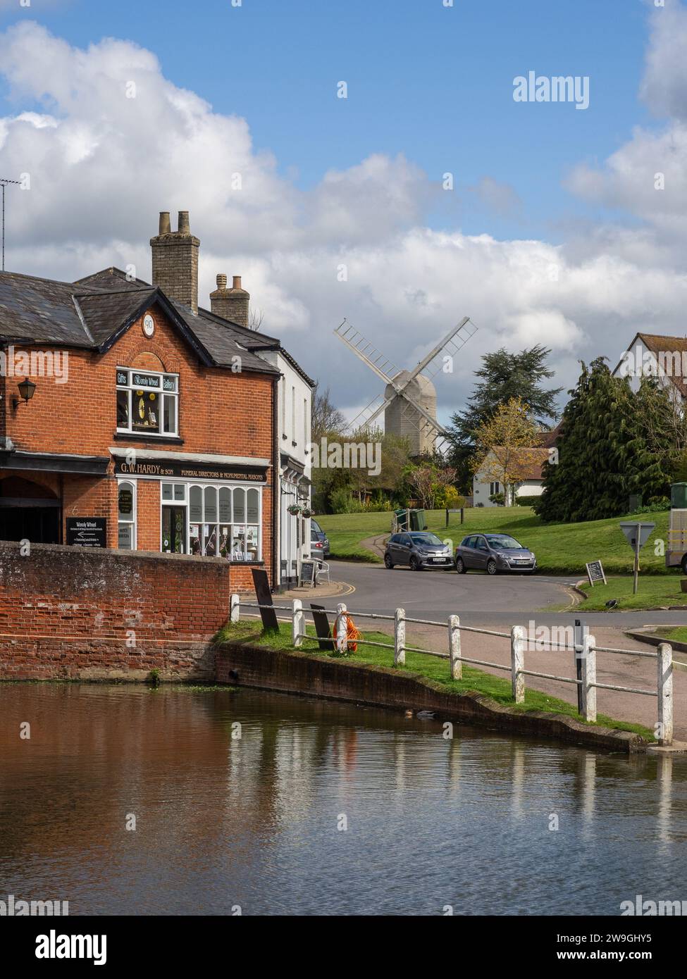 Scène de rue dans le joli village de Finchingfield, Essex, Royaume-Uni ; étang de canard au premier plan, moulin à vent du 18e siècle à l'arrière. Banque D'Images