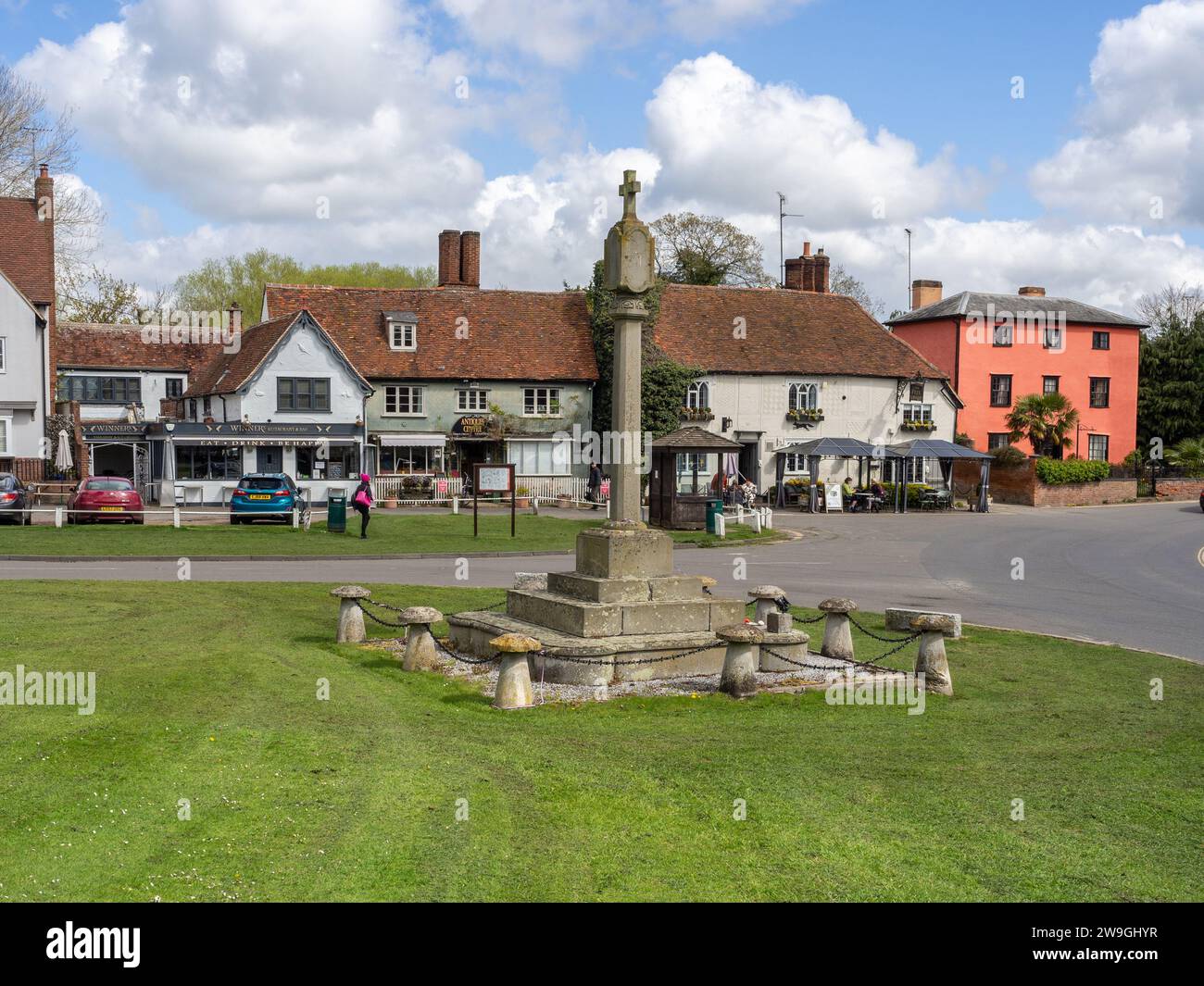 Mémorial de guerre sur le vert dans le joli village de Finchingfield, Essex, Royaume-Uni ; une colonne, socle et croix, il commémore les morts pour WW1 et WW2 Banque D'Images