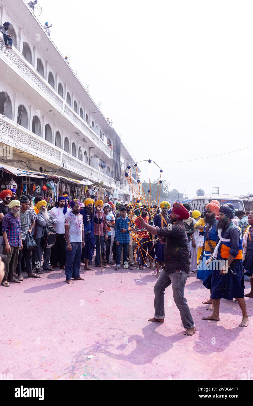 Mâle sikh (Nihang Sardar) exécutant l'art martial comme culture lors de la célébration de Hola Mohalla à Anandpur Sahib sur le festival Holi. Banque D'Images