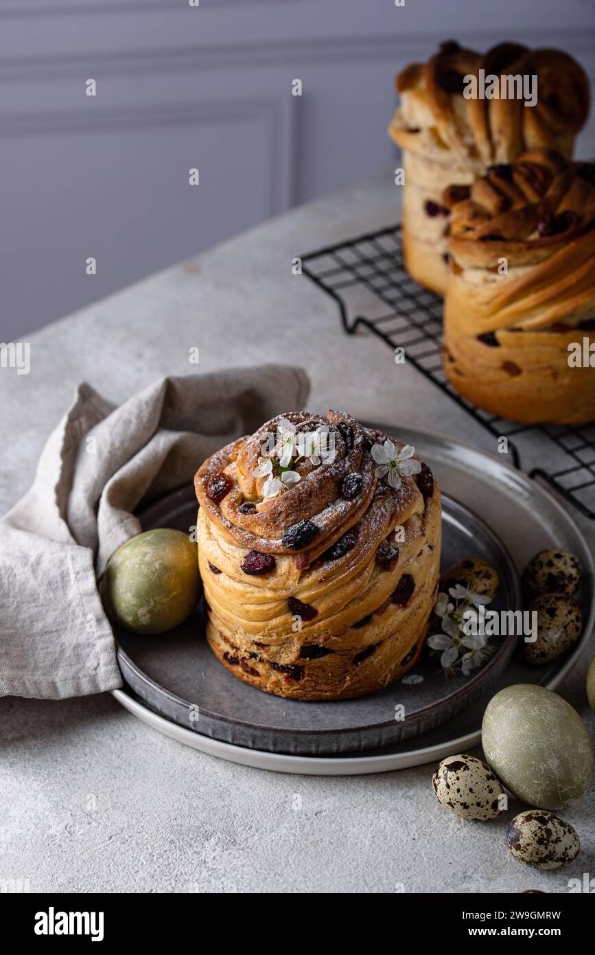 Cruffin au gâteau de Pâques avec raisins secs et baies Banque D'Images