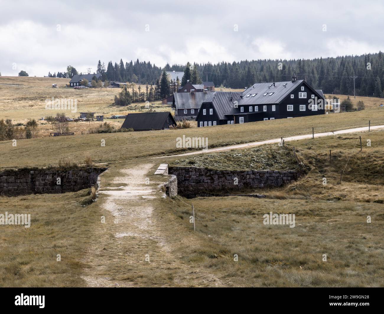 Paysage de montagne au printemps dans les montagnes Jizera, colonie Jizerka Banque D'Images