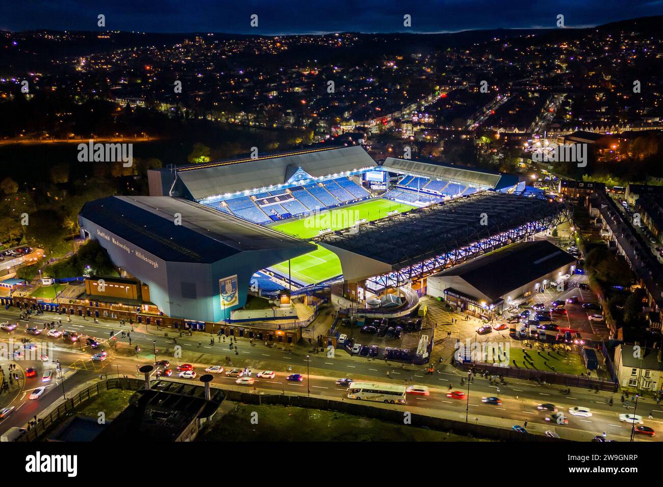 Image aérienne du Sheffield Wednesday Hillsborough Stadium la nuit Banque D'Images
