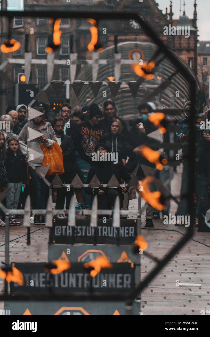 Street Performer saute dans Fire Glasgow Scotland Buchannan Street Banque D'Images