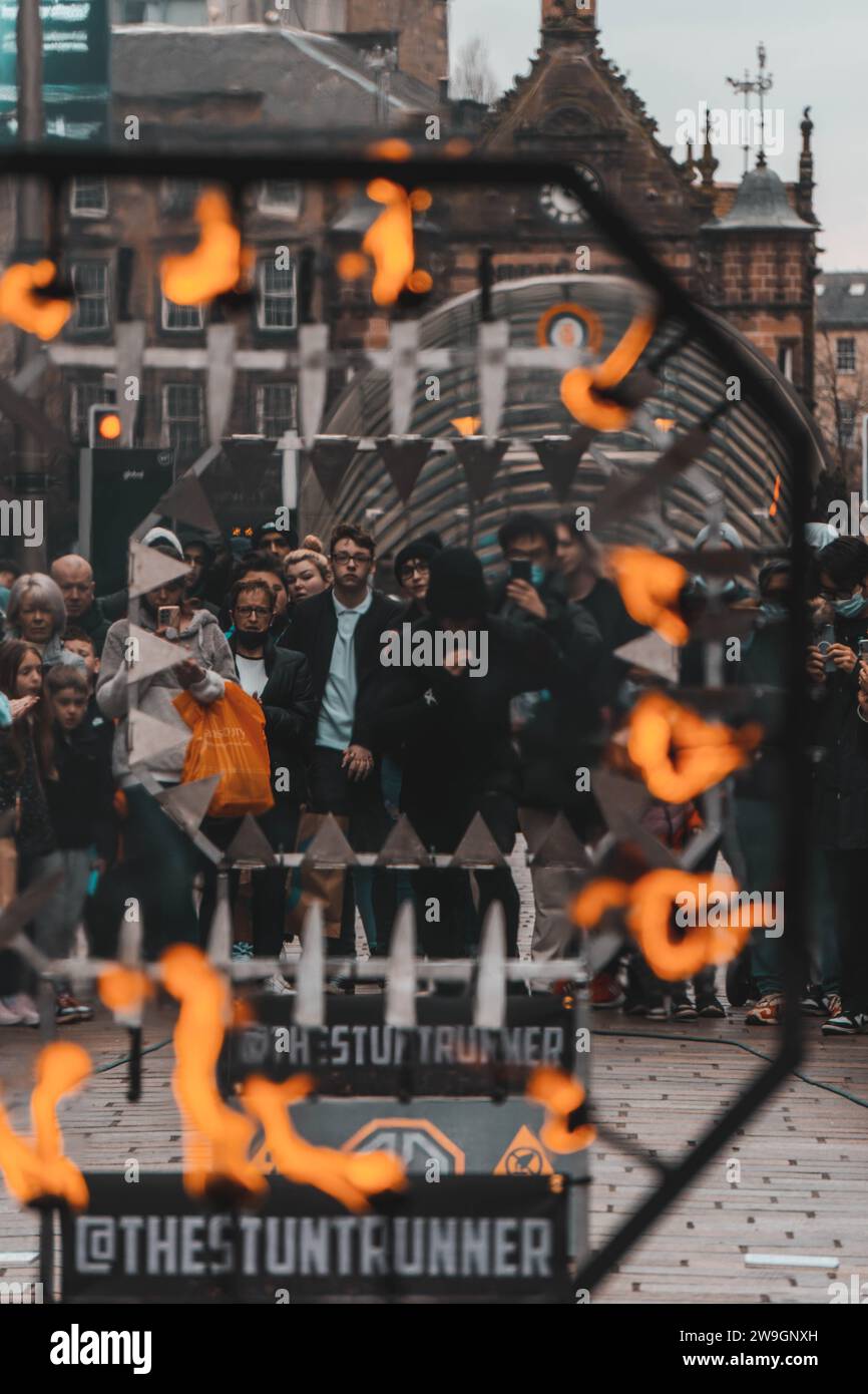 Street Performer saute dans Fire Glasgow Scotland Buchannan Street Banque D'Images