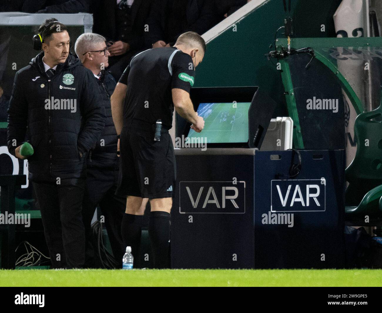 Edimbourg, Royaume-Uni. 27 décembre 2023. Scottish Premiership - Hibernian FC v Heart of Midlothian FC 27/12/2023 l'arbitre du match, John Beaton, vérifie le VAR comme Hibernian prend le cœur de Midlothian dans le Scottish Premiership au Easter Road Stadium, Édimbourg, Royaume-Uni crédit : Ian Jacobs/Alamy Live News Banque D'Images