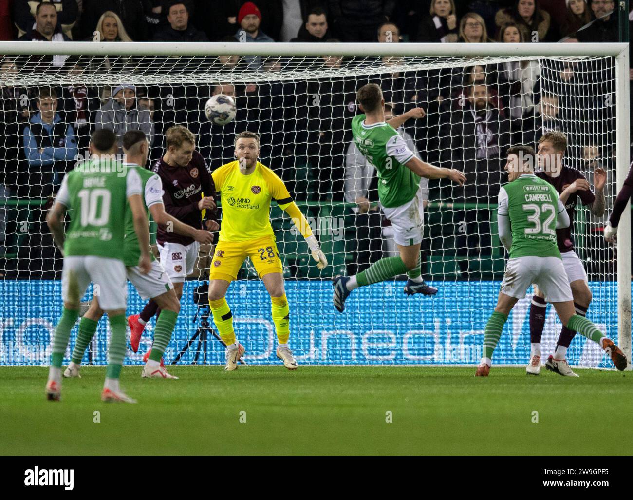 Edimbourg, Royaume-Uni. 27 décembre 2023. Scottish Premiership - Hibernian FC v Heart of Midlothian FC 27/12/2023 le défenseur de Hibs, Will Fish, se rapproche de la tête alors que Hibernian affronte Heart of Midlothian dans le Scottish Premiership au Easter Road Stadium, Édimbourg, Royaume-Uni crédit : Ian Jacobs/Alamy Live News Banque D'Images