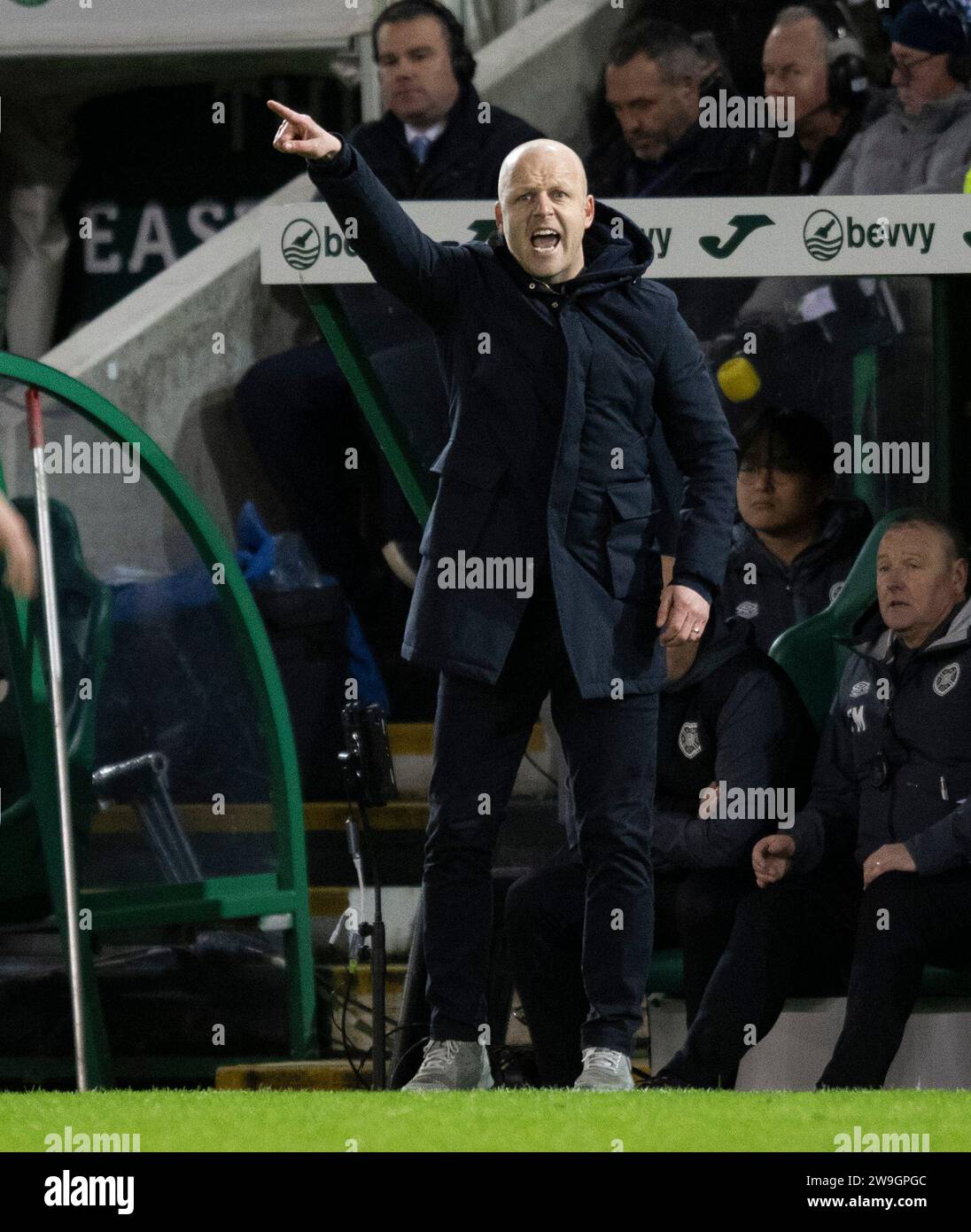 Edimbourg, Royaume-Uni. 27 décembre 2023. Scottish Premiership - Hibernian FC v Heart of Midlothian FC 27/12/2023 Steven Naismith, entraîneur en chef des Hearts, lance des instructions à ses joueurs alors qu'Hibernian affronte Heart of Midlothian dans le Scottish Premiership au Easter Road Stadium, Édimbourg, Royaume-Uni crédit : Ian Jacobs/Alamy Live News Banque D'Images