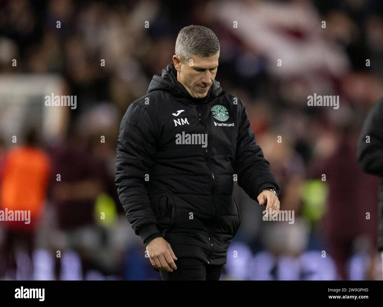 Edimbourg, Royaume-Uni. 27 décembre 2023. Scottish Premiership - Hibernian FC v Heart of Midlothian FC 27/12/2023 Nick Montgomery, l'entraîneur en chef de Hibs, déprimé, quitte le terrain après avoir vu son équipe perdre le match 1-0 à la 3e minute de prolongation alors que Hibernian affrontait Heart of Midlothian dans le Scottish Premiership au Easter Road Stadium, Edimbourg, Royaume-Uni crédit : Ian Jacobs/Alamy Live News Banque D'Images