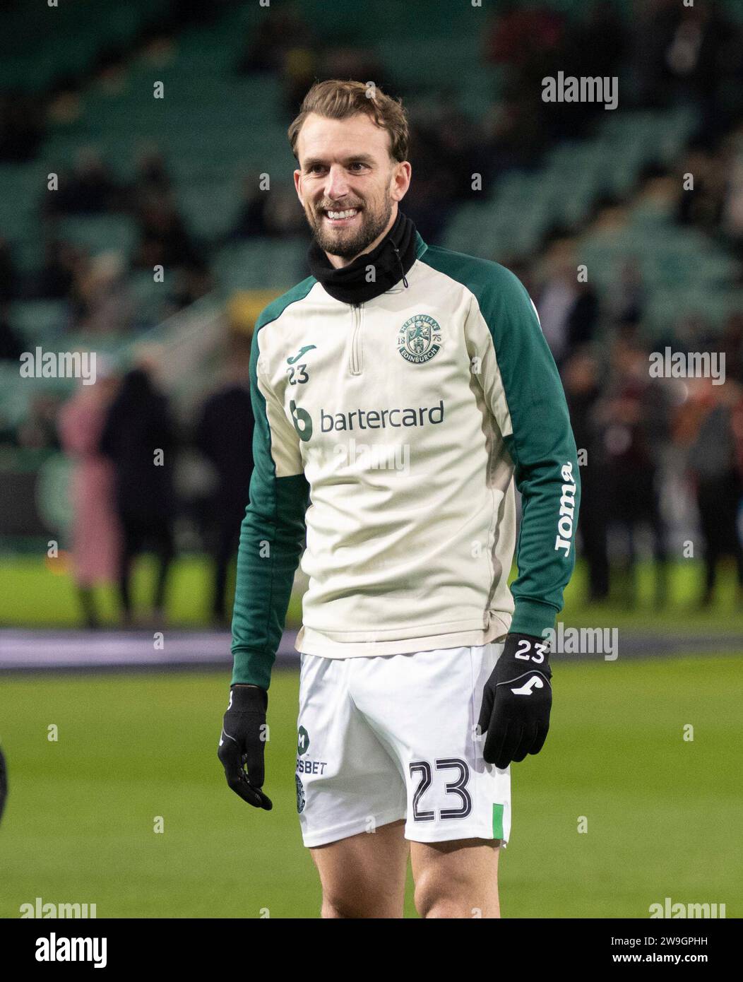 Edimbourg, Royaume-Uni. 27 décembre 2023. Scottish Premiership - Hibernian FC v Heart of Midlothian FC 27/12/2023 l'attaquant de Hibs, Christian Doidge, se réchauffe alors que Hibernian se prépare à affronter Heart of Midlothian dans le Scottish Premiership au Easter Road Stadium, Édimbourg, Royaume-Uni crédit : Ian Jacobs/Alamy Live News Banque D'Images