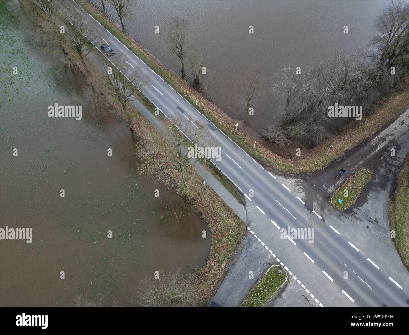 Meppen, Allemagne. 28 décembre 2023. Vue de la zone inondée après que la rivière EMS a éclaté ses rives (tir de drone). Crédit : Lars Penning/dpa/Alamy Live News Banque D'Images