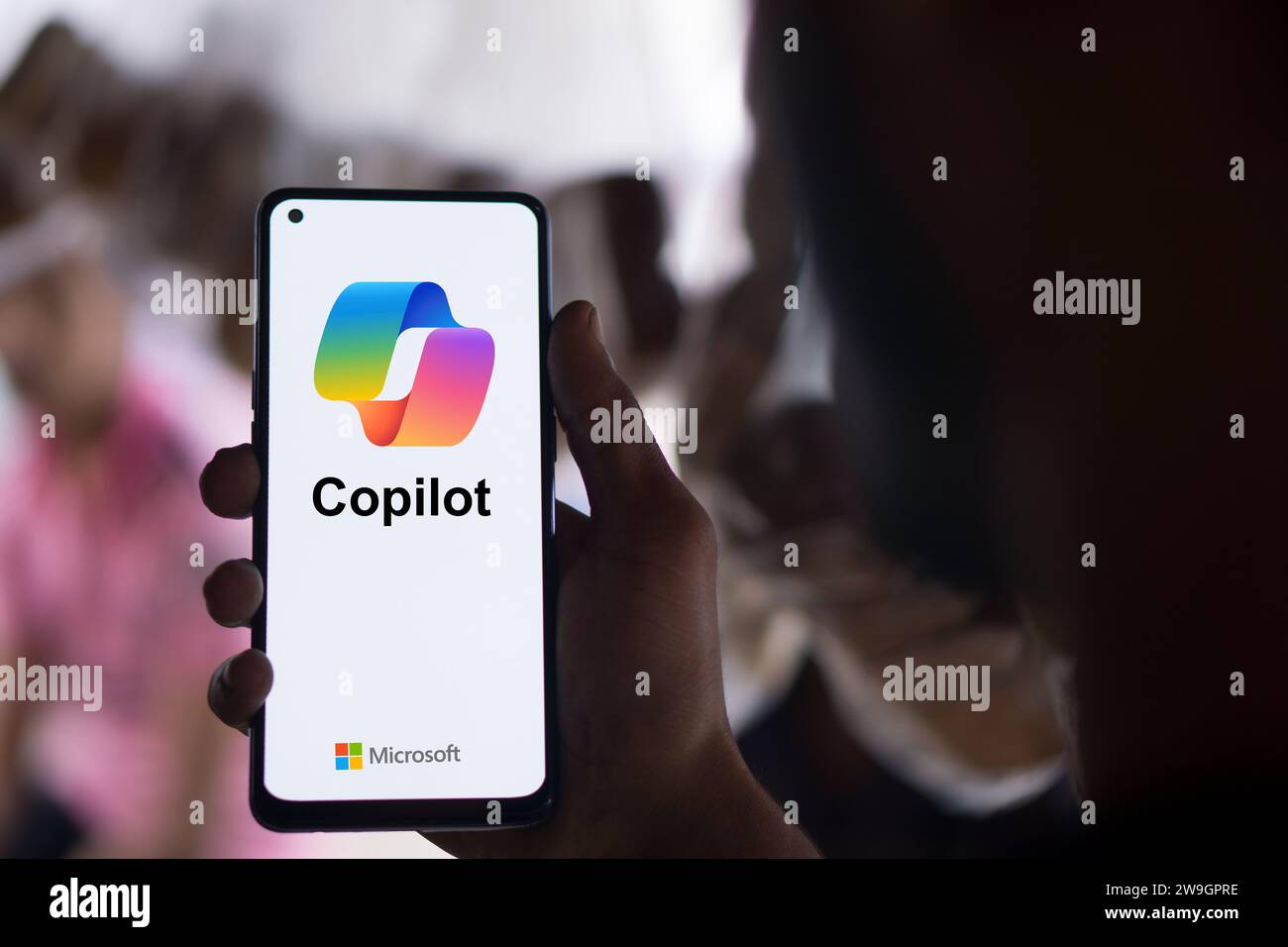 Dhaka, Bangladesh - 27 décembre 2023 : main tenant un téléphone avec Microsoft CoPilot ai chatbot. Microsoft CoPilot est un chatbot développé par Microsoft. Banque D'Images