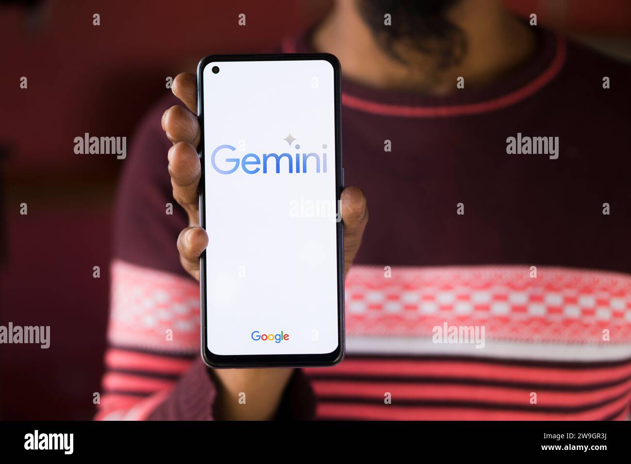 Dhaka, Bangladesh - 27 décembre 2023 : main tenant un téléphone avec Google Gemini ai chatbot Gemini est une famille de grands modèles de langage multimodaux develo Banque D'Images