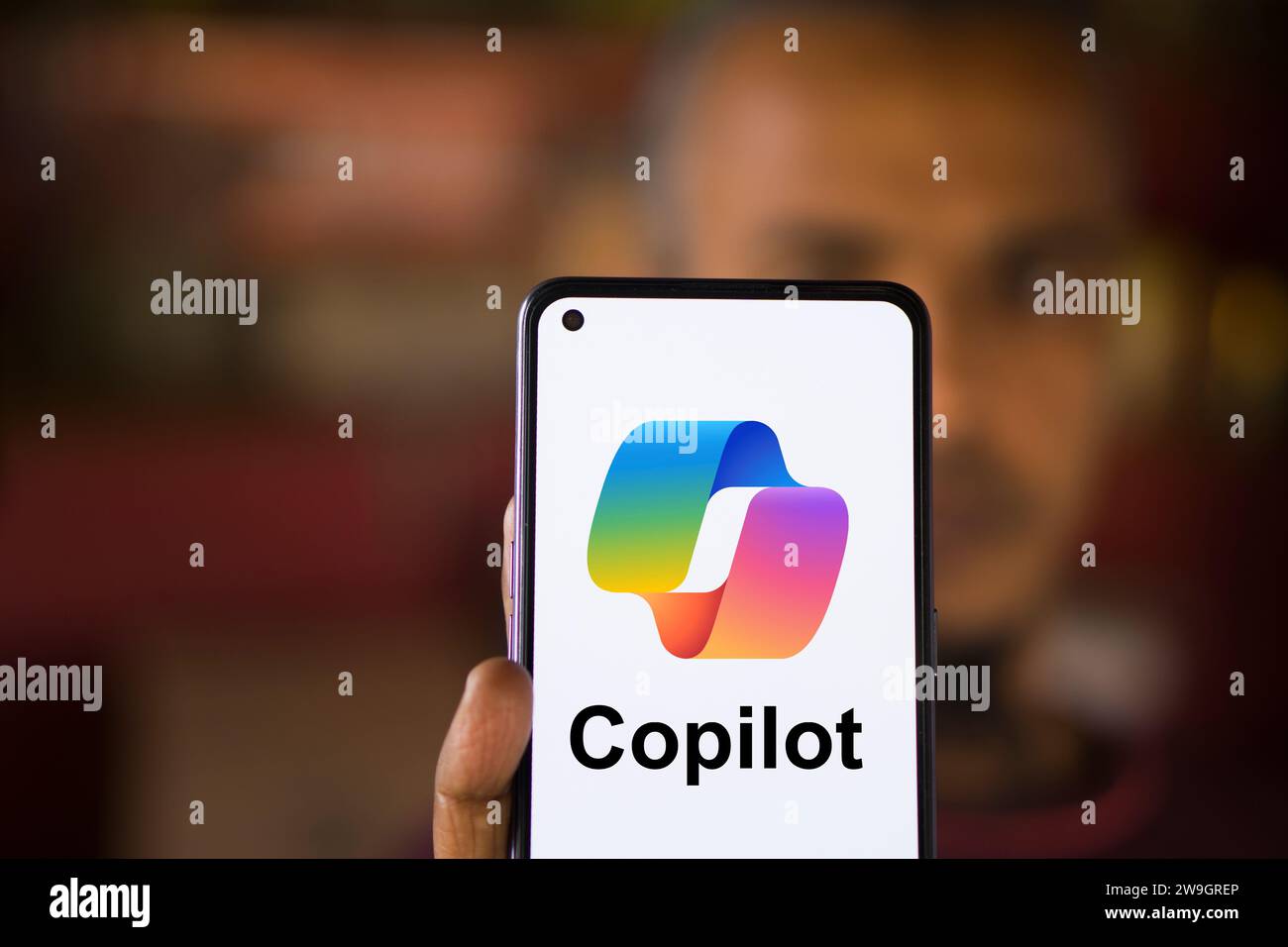 Dhaka, Bangladesh - 27 décembre 2023 : main tenant un téléphone avec Microsoft CoPilot ai chatbot. Microsoft CoPilot est un chatbot développé par Microsoft. Banque D'Images