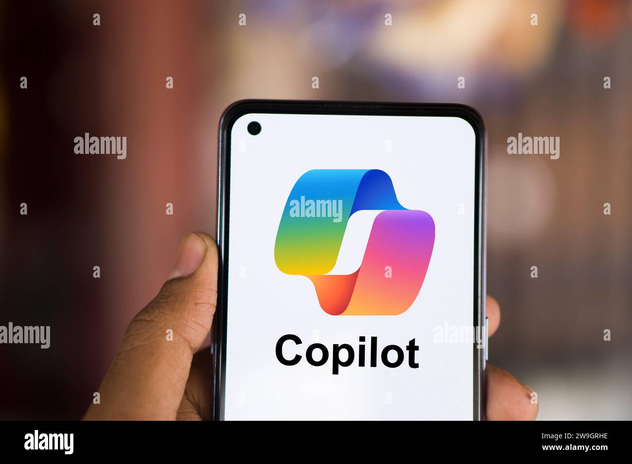 Dhaka, Bangladesh - 27 décembre 2023 : main tenant un téléphone avec Microsoft CoPilot ai chatbot. Microsoft CoPilot est un chatbot développé par Microsoft. Banque D'Images