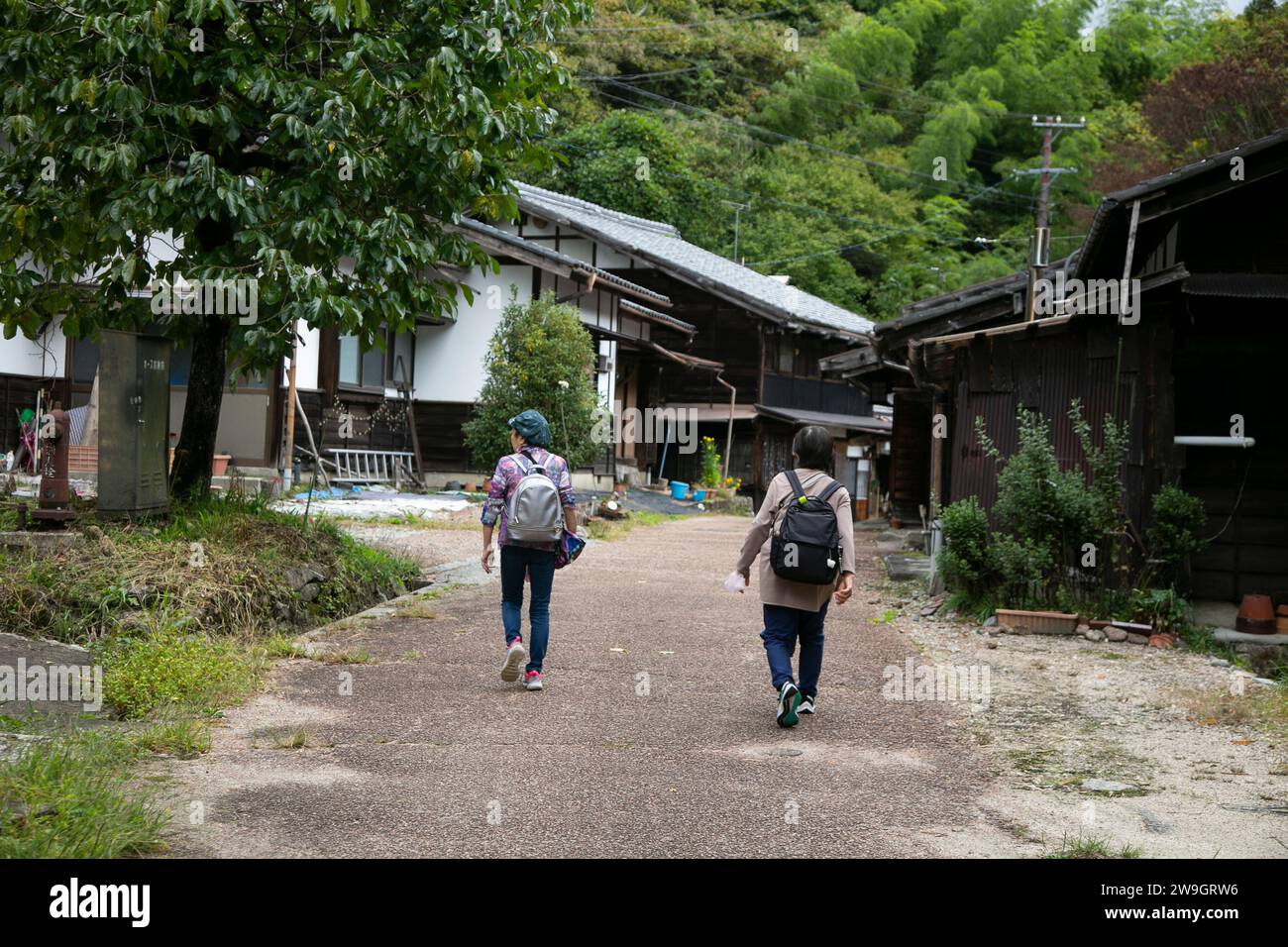 Magome, Japon ; 1 octobre 2023 : marcher sur la route de randonnée suivant le sentier Nakasendo entre Tsumago et Magome dans la vallée de Kiso, Japon. Banque D'Images