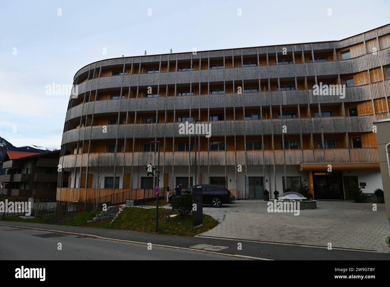 Landkreis Miesbach, Tegernsee, Hotel Caro und Selig. Union Investment Hat das 2023 eröffnete Marriott-Hotel im Tegernseer quartier erworben und stieg damit in die Ferienhotellerie ein. *** Miesbach district, Tegernsee, Hotel Caro et Selig Union Investment ont acquis l'hôtel Marriott dans le quartier Tegernsee, qui ouvrira en 2023, et sont ainsi entrés dans le secteur de l'hôtellerie de vacances Banque D'Images