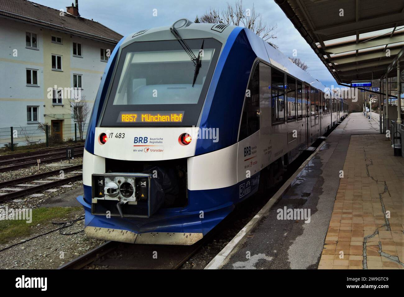 BRB Bayerische Regiobahn, Transdev am Bahnhof Tegernsee mit Fahrziel München Hbf *** BRB Bayerische Regiobahn, Transdev à la gare de Tegernsee avec destination gare principale de Munich Banque D'Images