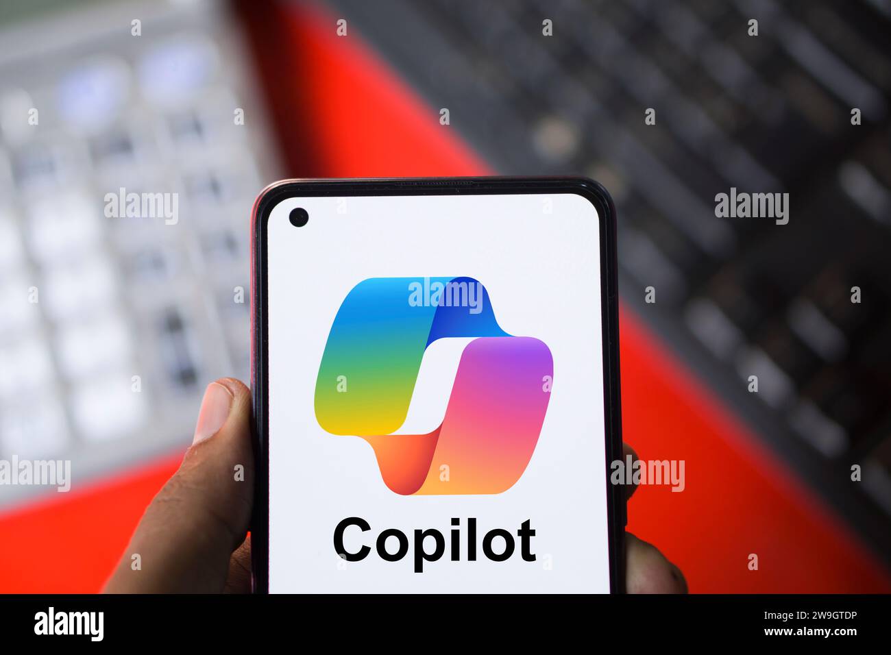 Dhaka, Bangladesh - 27 décembre 2023 : main tenant un téléphone avec Microsoft CoPilot ai chatbot. Microsoft CoPilot est un chatbot développé par Microsoft. Banque D'Images