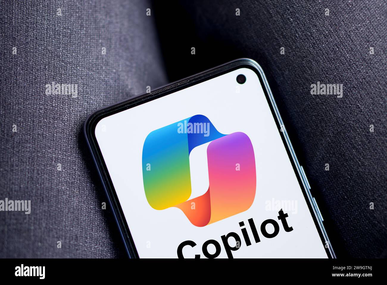 Dhaka, Bangladesh - 27 décembre 2023 : main tenant un téléphone avec Microsoft CoPilot ai chatbot. Microsoft CoPilot est un chatbot développé par Microsoft. Banque D'Images