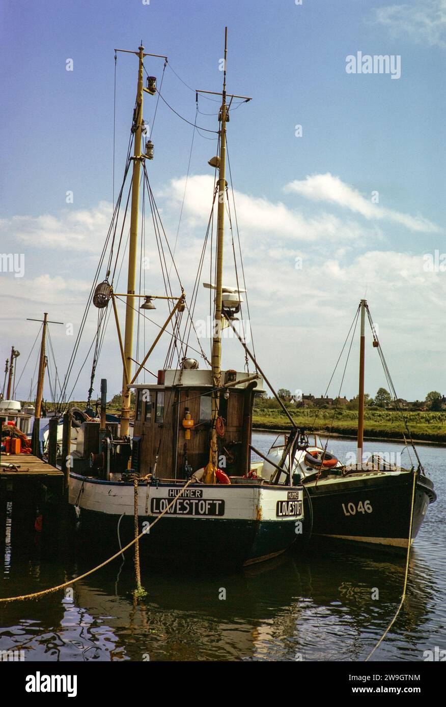 Chalutier de pêche 'Hummer' de Lowestoft à l'amarrage sur la rivière Blyth, Southwold, Suffolk, Angleterre, Royaume-Uni juin 1975 Banque D'Images