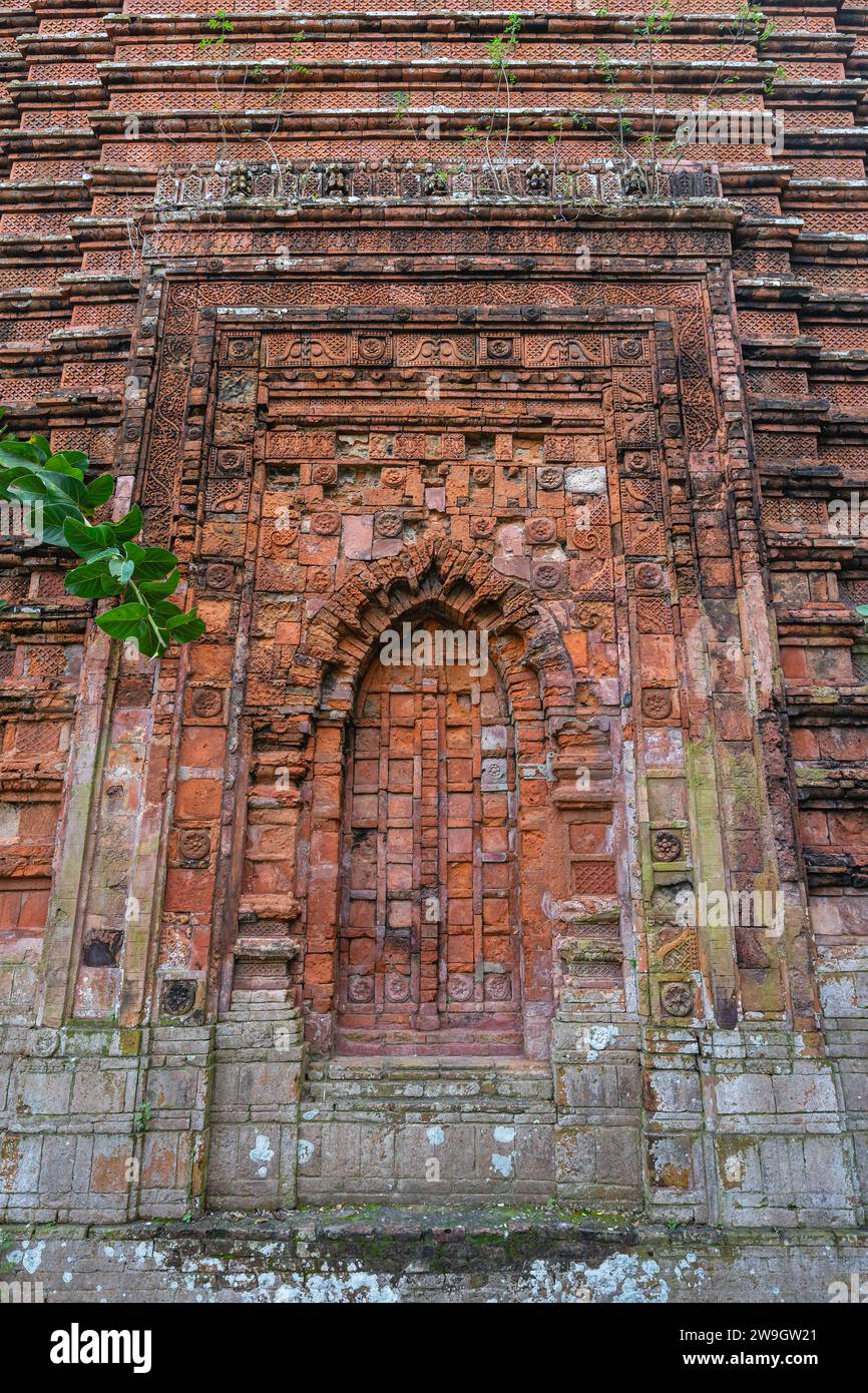 Vue verticale de fausse porte à l'ancien temple Kodla Math ou Kodla Matha hindu en terre cuite, Bagerhat, Bangladesh Banque D'Images