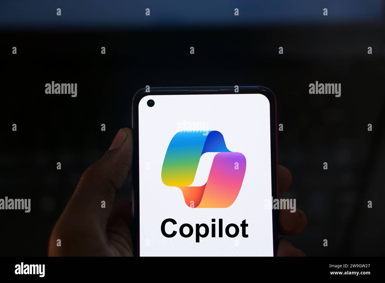 Dhaka, Bangladesh - 27 décembre 2023 : main tenant un téléphone avec Microsoft CoPilot ai chatbot. Microsoft CoPilot est un chatbot développé par Microsoft. Banque D'Images