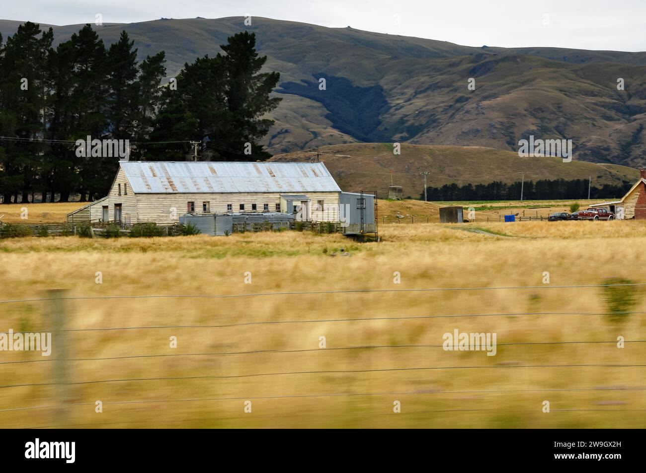 Un hangar extérieur dans la région de Southland en Nouvelle-Zélande, situé le long de l'autoroute 6. Banque D'Images