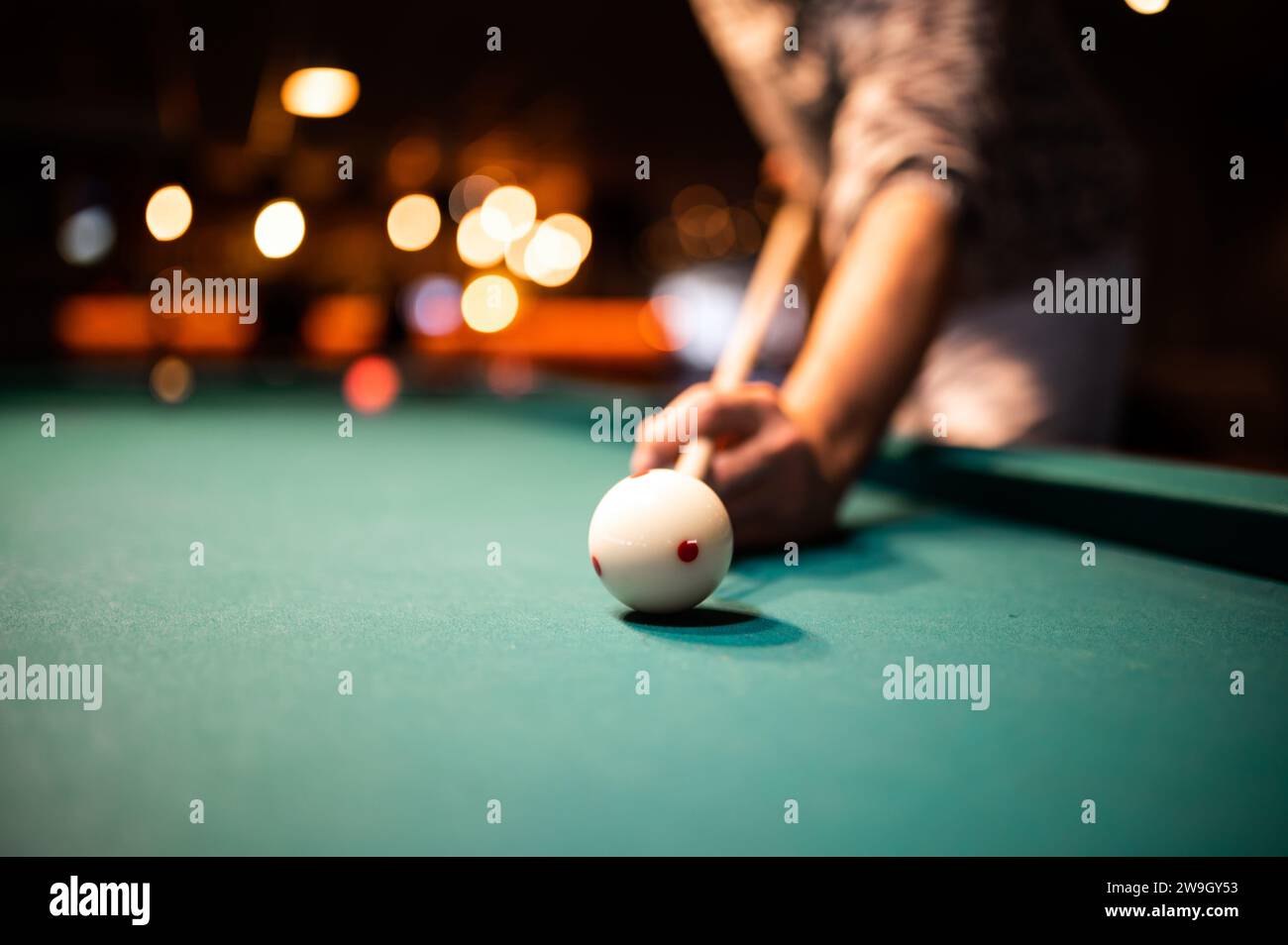 Jeune homme jouant au snooker, visant. pour une bonne prise de vue Banque D'Images