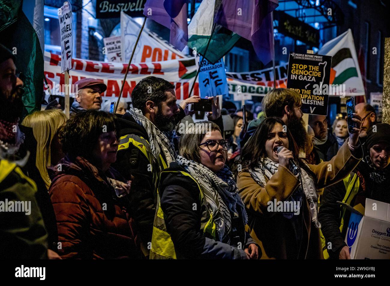 Une foule de manifestants scandent des slogans et brandissent des drapeaux, des banderoles et des pancartes en solidarité avec la Palestine pendant la manifestation. Les manifestants se rassemblent devant le Parlement irlandais à Dublin en solidarité avec la Palestine et demandent l'expulsion de l'ambassadeur israélien du pays. Banque D'Images