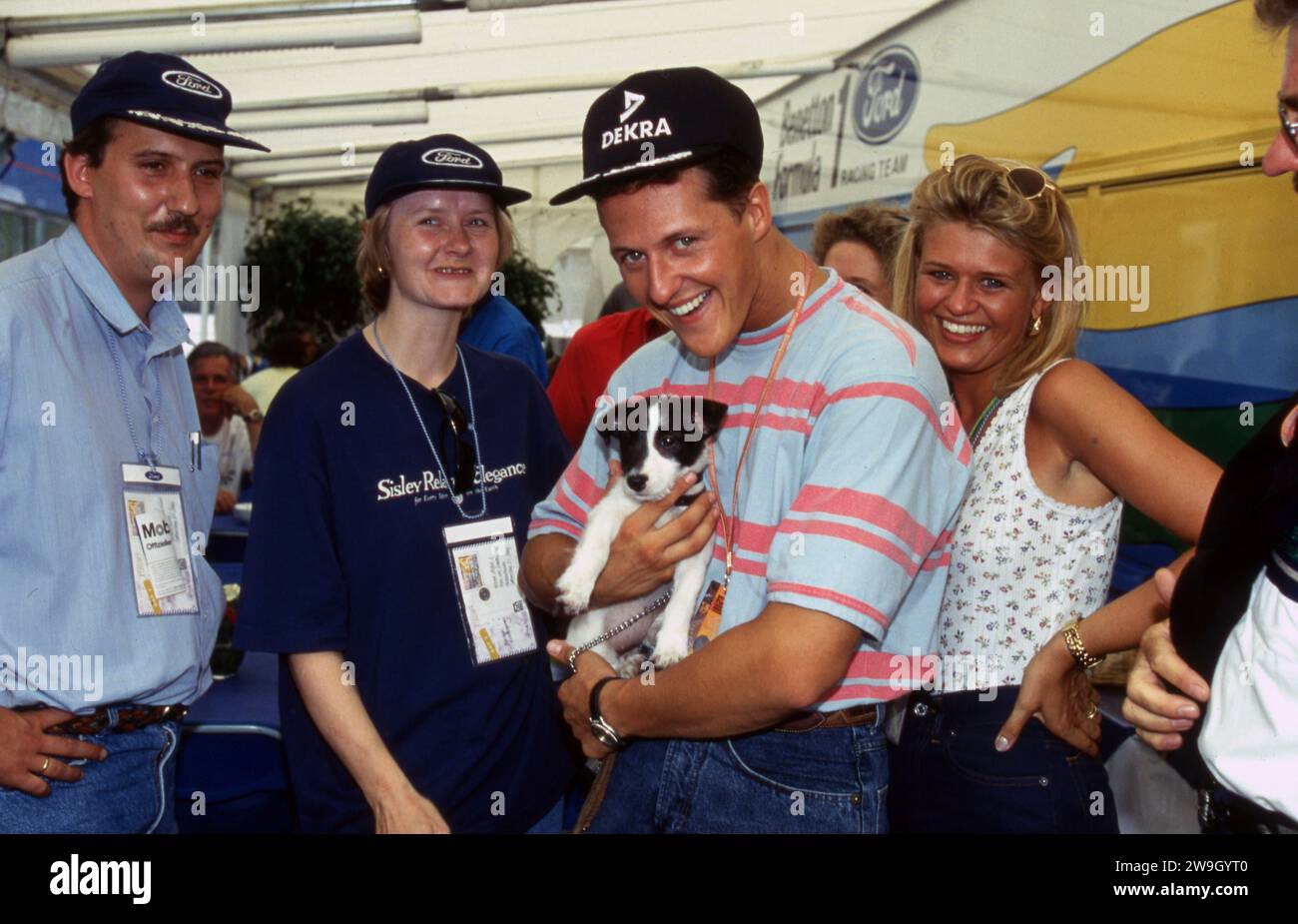 Firo : Formule 1, 1994 saisons Sport, sport automobile, Formule 1, archive, archive images Team Benetton (1991-1995) Michael Schumacher, Allemagne, a été pilote de Formule 1 de 1991 à 2006 et de 2010 à 2012, Schumacher a été 7, sept fois, Formule 1, champion du monde, héros national allemand, a apporté la Formule 1 en Allemagne, l'un des plus grands Allemands Michael Schumacher, et, avec sa femme, Corinna Schumacher, privé, avec, chien Banque D'Images