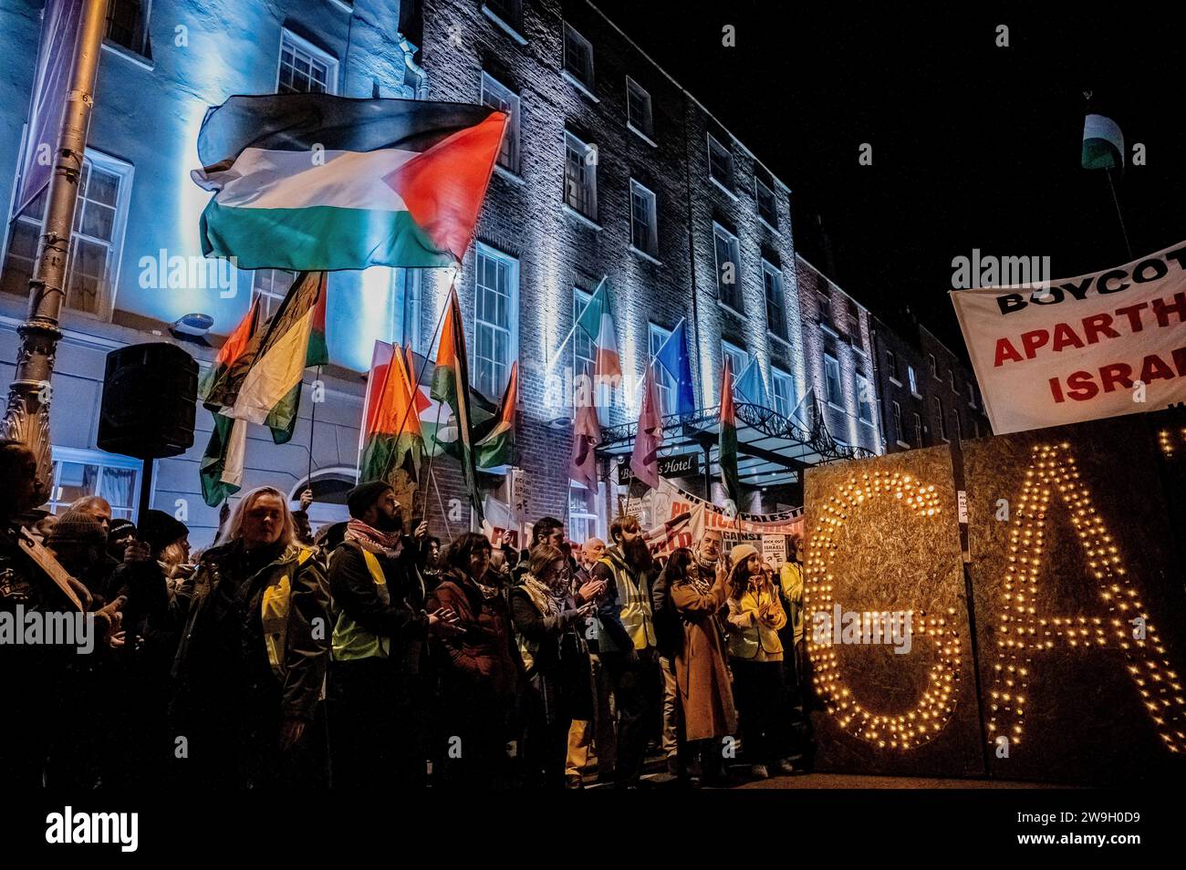 Dublin, Irlande. 15 novembre 2023. Une foule de manifestants brandissent des drapeaux palestiniens alors qu'ils chantent des slogans pendant la manifestation. Les manifestants se rassemblent devant le Parlement irlandais à Dublin en solidarité avec la Palestine et demandent l'expulsion de l'ambassadeur israélien du pays. (Image de crédit : © Maria Giulia Molinaro vitale/SOPA Images via ZUMA Press Wire) USAGE ÉDITORIAL UNIQUEMENT! Non destiné à UN USAGE commercial ! Banque D'Images