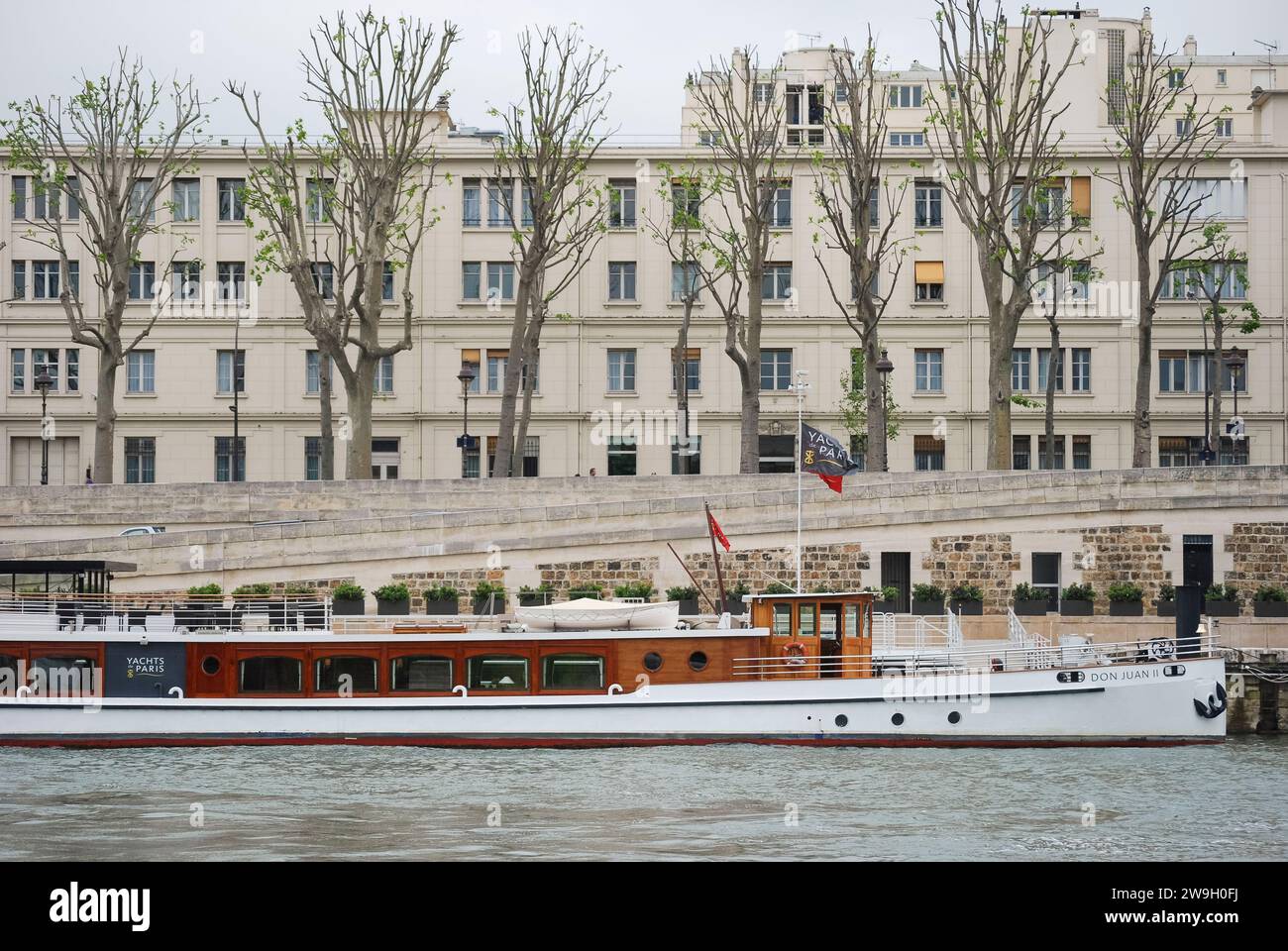 Long bateau sur la Seine, Paris, France en mai Banque D'Images
