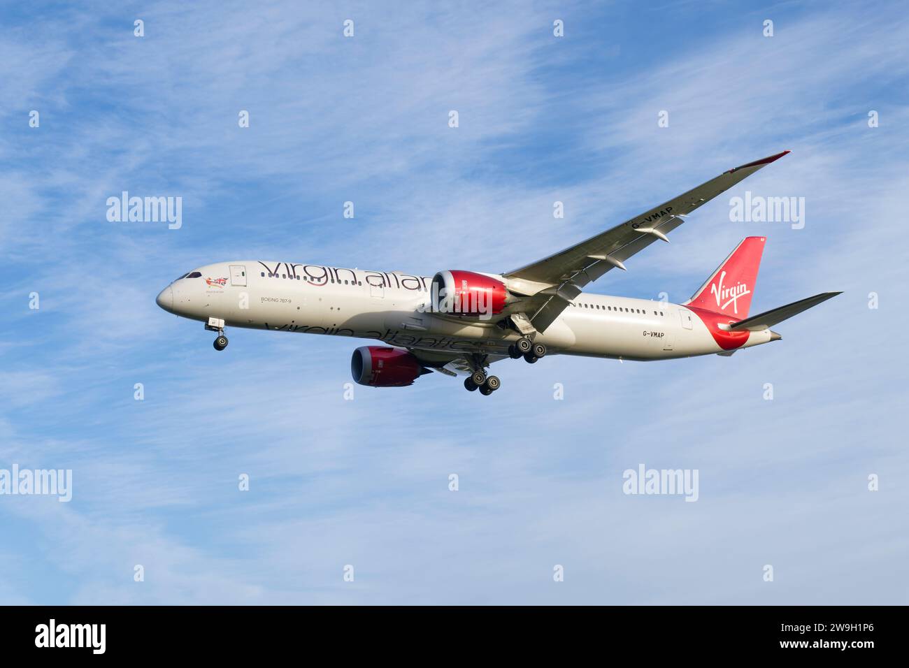 Avion à réaction de passagers Virgin Atlantic Boeing 787 Dreamliner G-VMAP en approche finale pour l'arrivée à l'aéroport d'Heathrow à l'ouest de Londres, Angleterre Banque D'Images