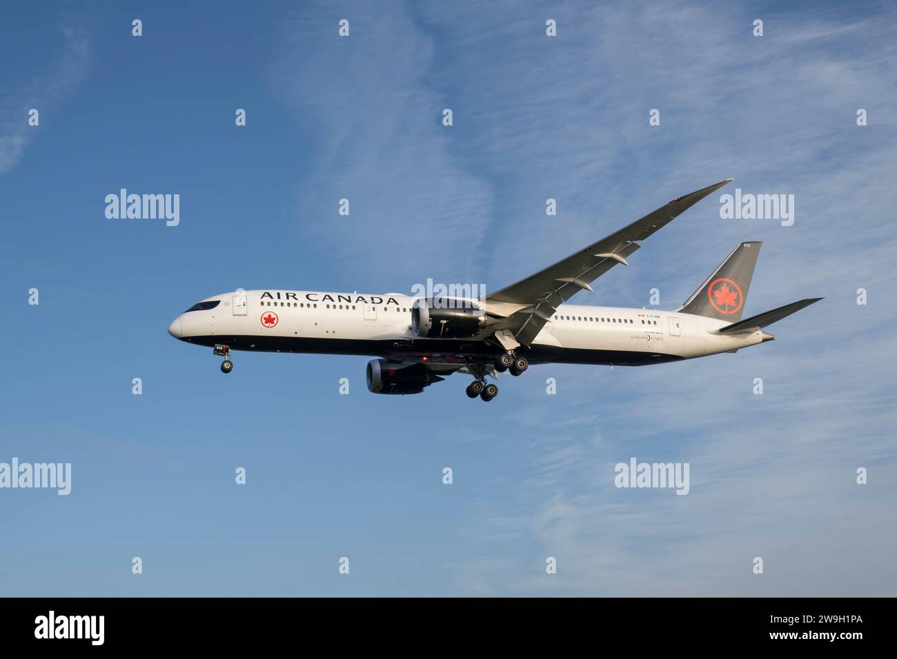 Avion à réaction Boeing 787 Dreamliner d'Air Canada immatriculé C-FVND en approche finale pour l'arrivée à l'aéroport d'Heathrow à l'ouest de Londres Banque D'Images