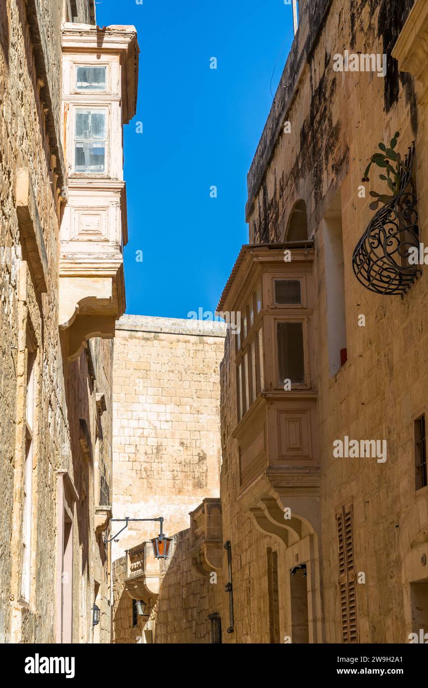 Triq Inguanez (rue Inguanez) est l'une des deux rues principales historiques à l'intérieur de la vieille ville fortifiée de Mdina, à Malte. Mdina a servi de lieu de tournage pour la première saison de Game of Thrones en 2011, représentant la capitale fictive de la série, King's Landing. Capitale de Malte jusqu'à l'époque médiévale, Mdina est toujours surnommée la «Cité Silencieuse» pour le calme qui règne dans ses murs. Banque D'Images