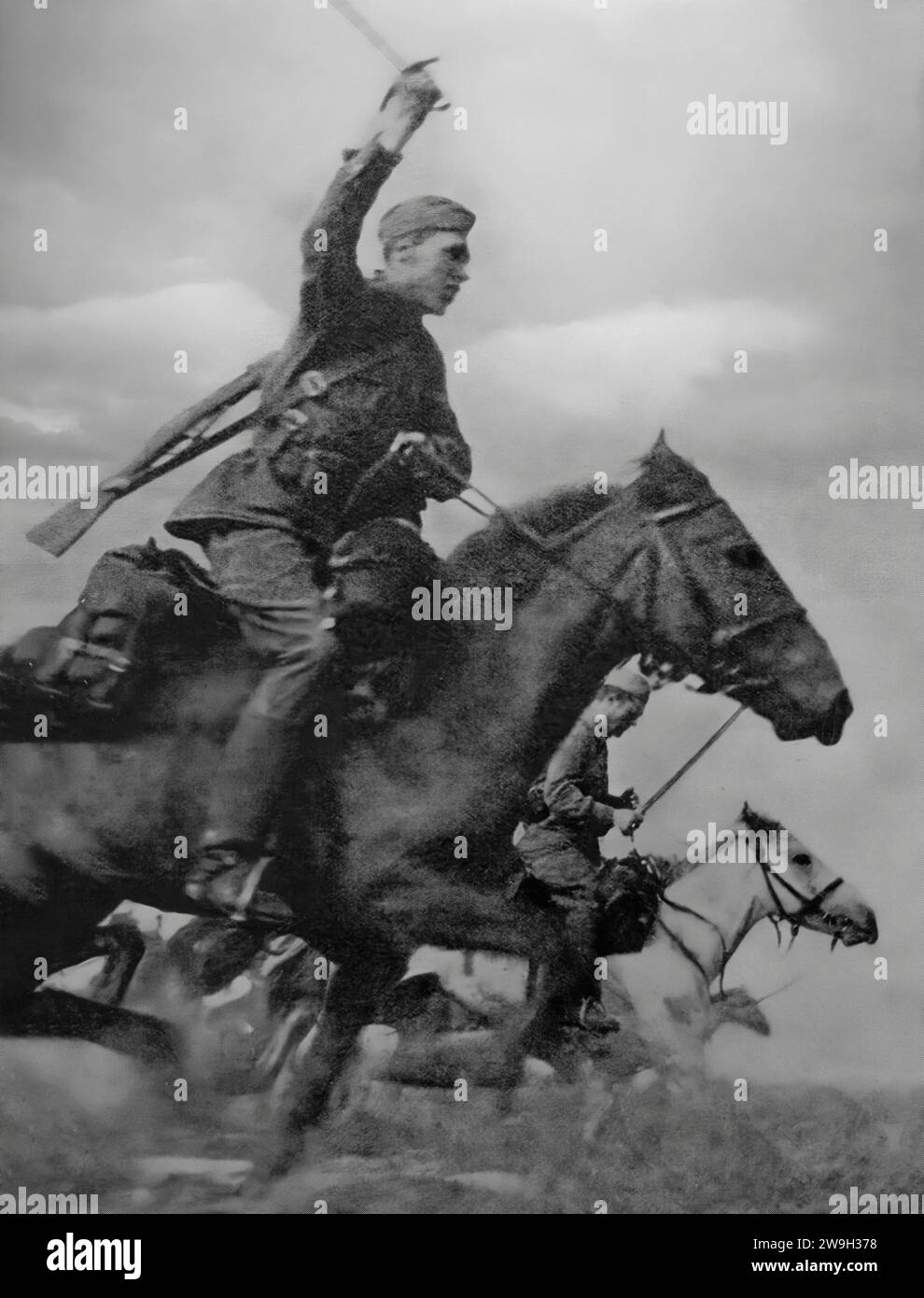 Des soldats cosaques à cheval attaquent les positions allemandes au cours de l'opération Koutouzov de la Seconde Guerre mondiale, contre-offensives lancées le 12 juillet 1943 par l'Armée rouge dans le cadre de l'opération offensive stratégique Koursk contre le groupe d'armées Center de la Heer allemande. L'opération se termine le 18 août 1943 avec la capture d'Orel, le centre administratif de l'oblast d'Oryol, en Russie. Banque D'Images