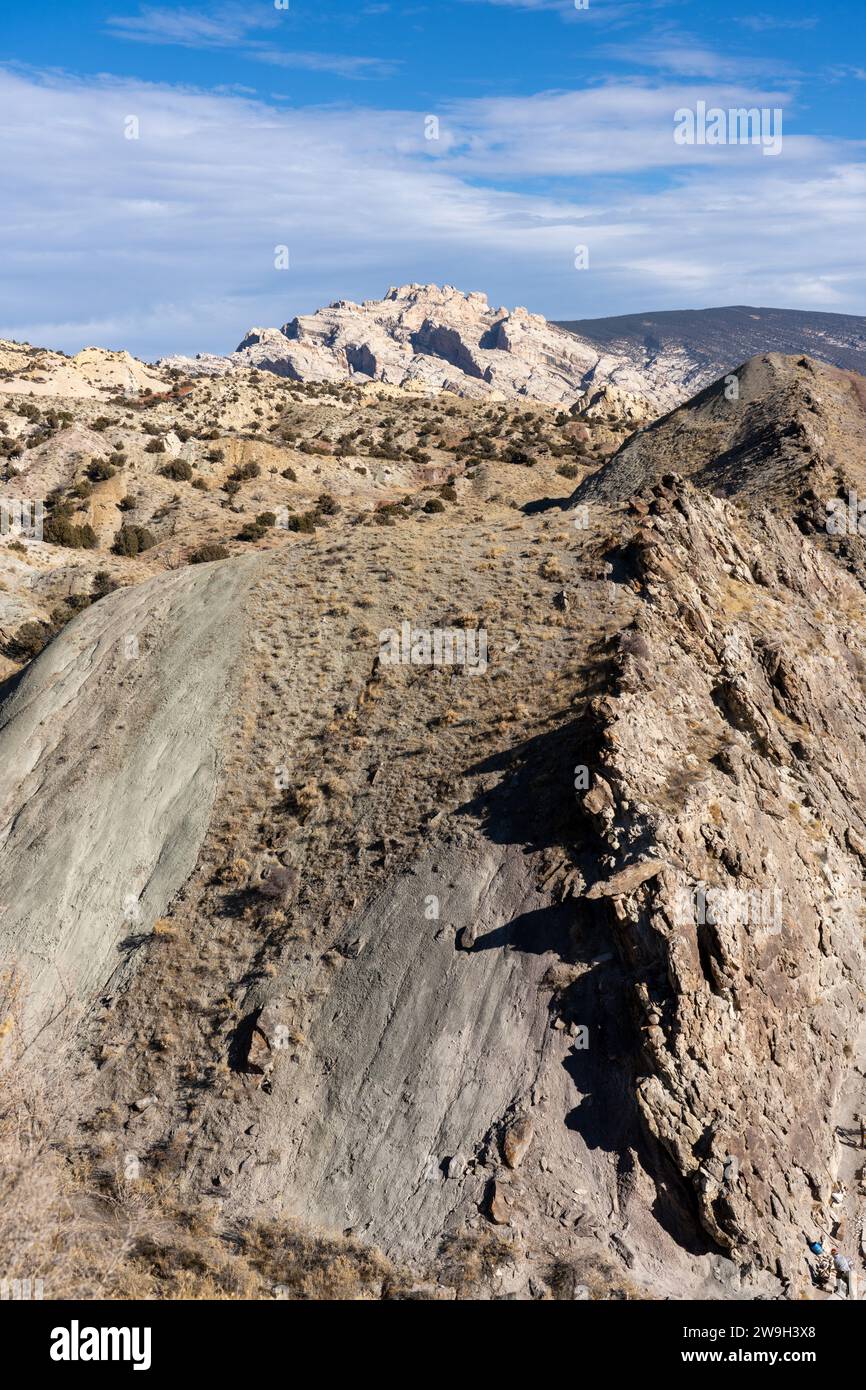 Split Mountain derrière les crêtes d'un anitclinal dans Dinosaur National Monument près de Jensen, Utah. Banque D'Images