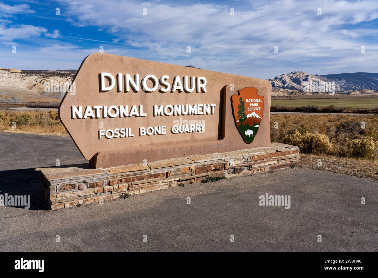 Panneau d'entrée au Dinosaur National Monument avec Split Mountain derrière, près de Jensen, Utah. Banque D'Images