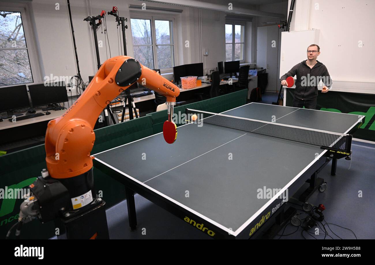 Tuebingen 21.12.2023 Tischtennis. Mathematisch - Naturwissenschaftliche Fakultaet Eberhard Karls Universitaet Tuebingen, Kognitive SYSTEME: Entwicklung eines Tischtennis Roboter an der Uni Tuebingen durch Jonas Tebbe re *** Tuebingen 21 12 2023 tennis de table Faculté de mathématiques et de sciences naturelles Université Eberhard Karls Tuebingen, systèmes cognitifs développement d'un robot de tennis de table à l'Université de Tuebingen par Jonas Tebbe re Ulmer Banque D'Images