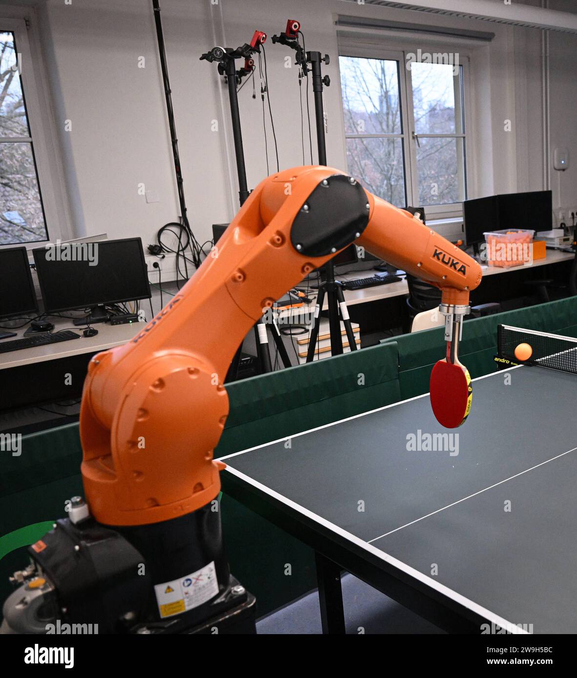 Tuebingen 21.12.2023 Tischtennis. Mathematisch - Naturwissenschaftliche Fakultaet Eberhard Karls Universitaet Tuebingen, Kognitive SYSTEME : Entwicklung eines Tischtennis Roboter an der Uni Tuebingen. *** Tuebingen 21 12 2023 tennis de table Faculté de mathématiques et Sciences naturelles Université Eberhard Karls Tuebingen, systèmes cognitifs développement d'un robot de tennis de table à l'Université de Tuebingen Ulmer Banque D'Images