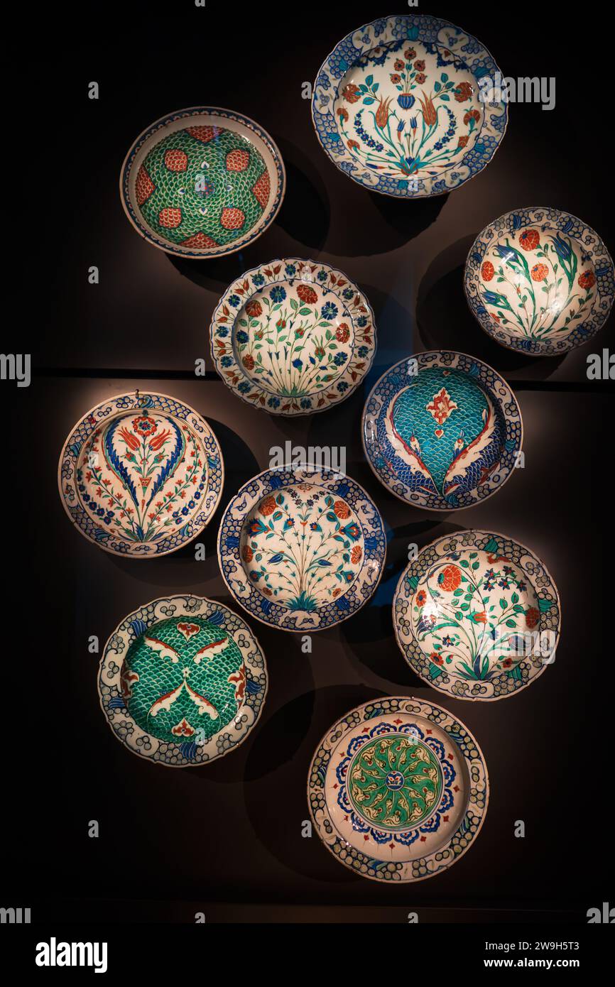 Abu Dhabi, Emirats Arabes Unis, 18 novembre 2023 : Musée du Louvre d'Abu Dhabi. Collection d'assiettes antiques colorées. Banque D'Images