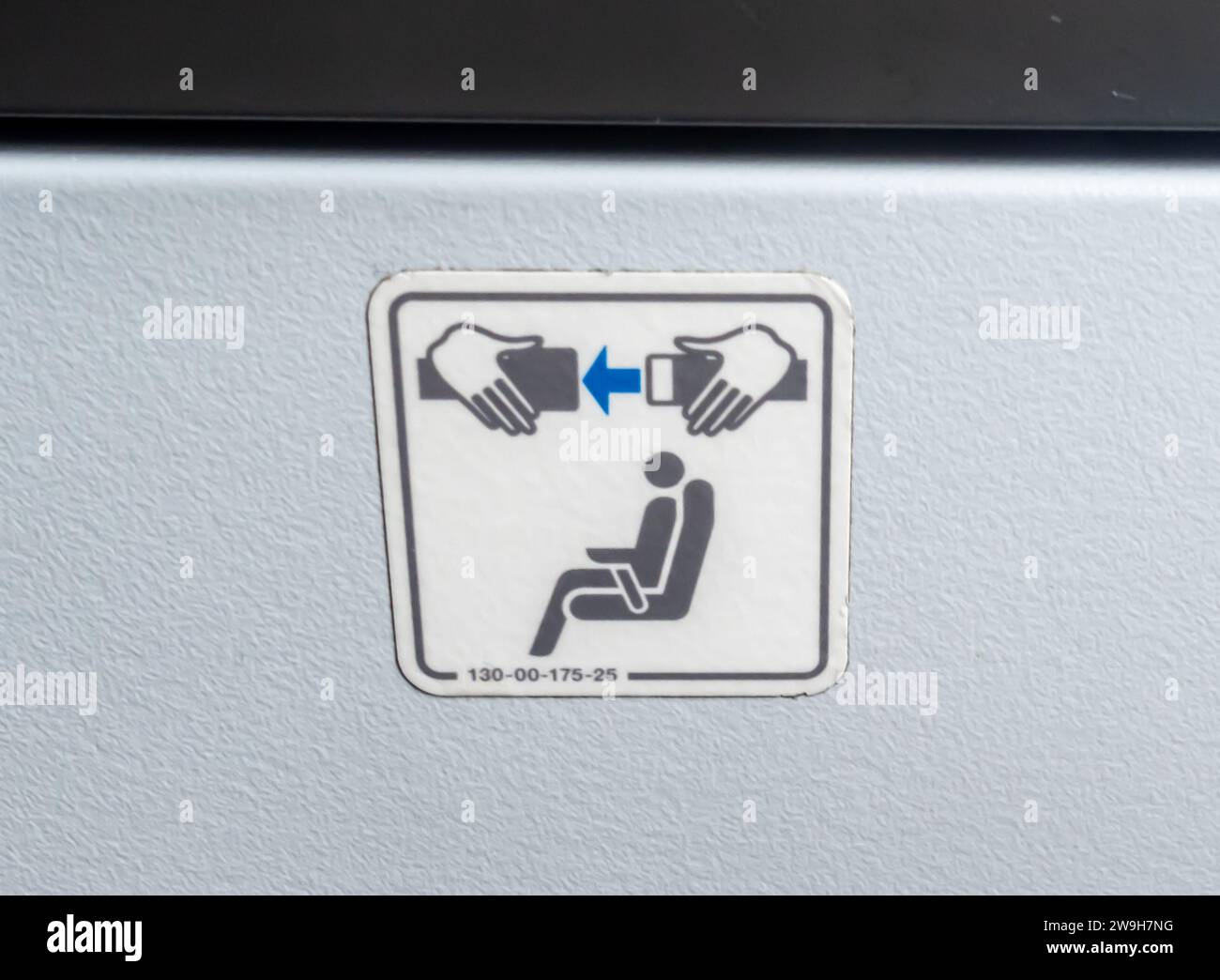 Graphiques de siège d'avion avertissant de boucler une ceinture de sécurité dans un avion Banque D'Images