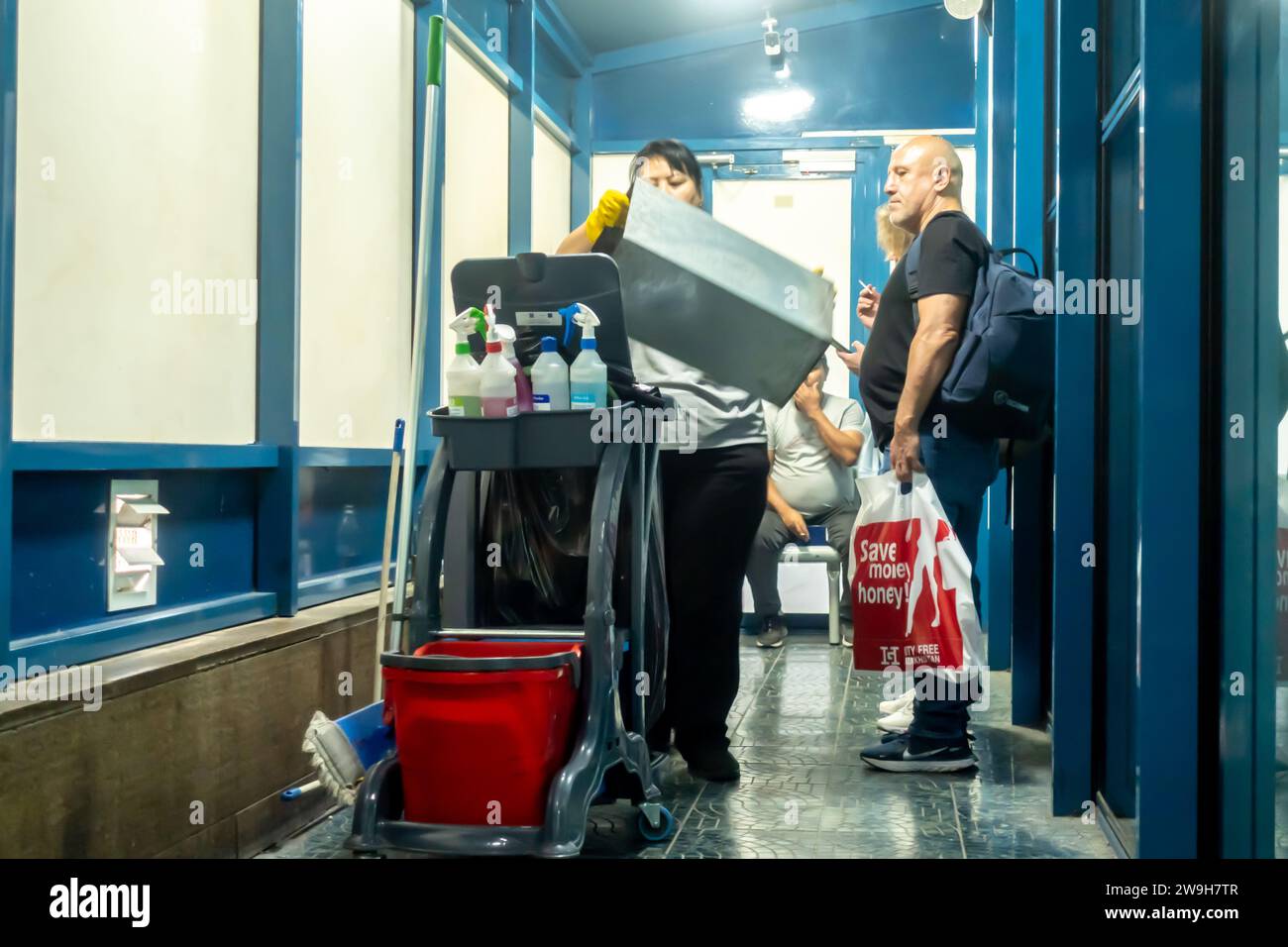 Personnel de nettoyage personnel dans la zone fumeurs à l'aéroport d'Almaty Kazakhstan Banque D'Images Personnel de nettoyage personnel dans la zone fumeurs à l'aéroport d'Almaty Kazakhstan Banque D'Images