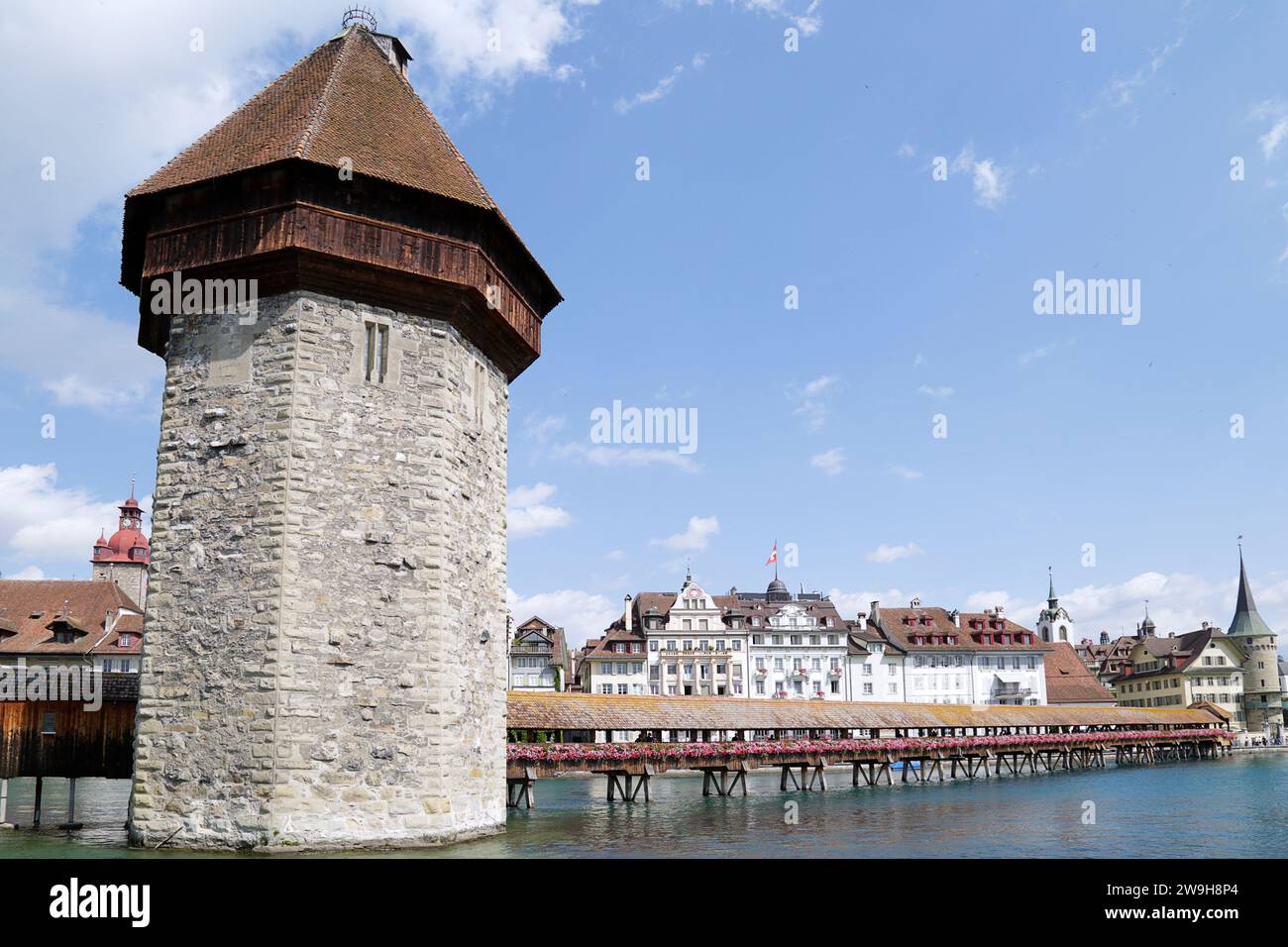 Vue sur le pont de la Chapelle et le Wasserturm (château d'eau) sur la rivière Reuss dans la ville historique de Lucerne, Suisse Banque D'Images