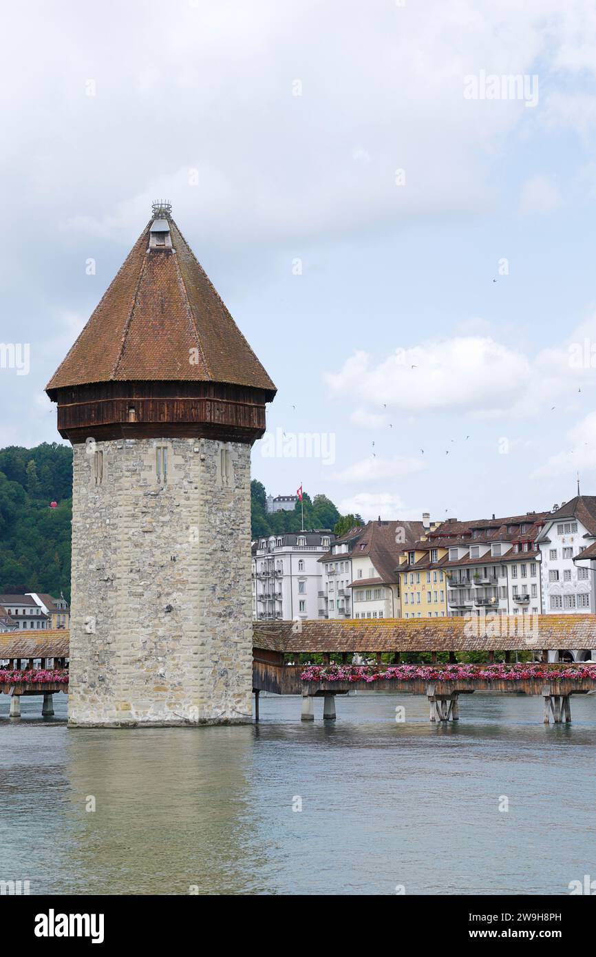 Vue sur le pont de la Chapelle et le Wasserturm (château d'eau) sur la rivière Reuss dans la ville historique de Lucerne, Suisse Banque D'Images
