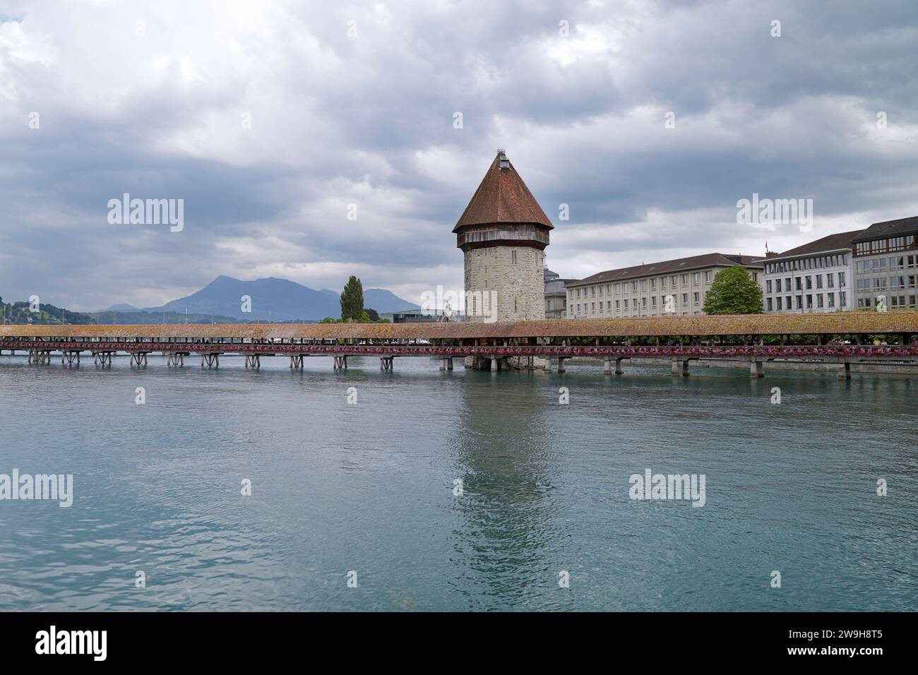 Vue sur le pont de la Chapelle et le Wasserturm (château d'eau) sur la rivière Reuss dans la ville historique de Lucerne, Suisse Banque D'Images